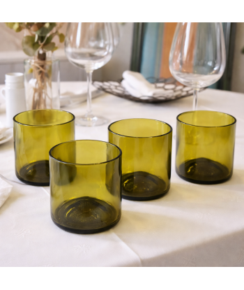 Lot de quatre short drinks Bourgogne en verre surcyclé, mis en situation sur une table de restaurant chic et cosy.