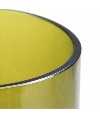 Détail du bord poli du short drink Bourgogne, mettant en valeur l’épaisseur du verre et le travail artisanal du verre surcyclé.