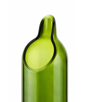 Détail de la coupe et des finitions artisanales sur carafe en verre recyclé vert