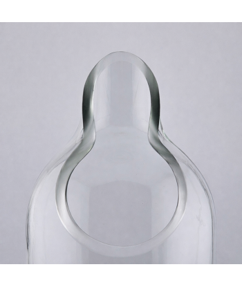 Détail de coupe biseau du verre façonné à la main à partir d’une bouteille en verre surcyclée.