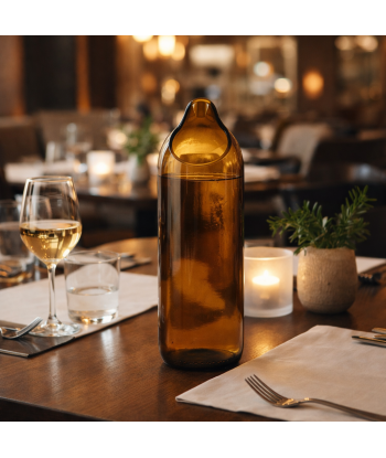 Carafe en verre recyclé ambré mise en situation sur une table de restaurant, ambiance cosy et élégante.