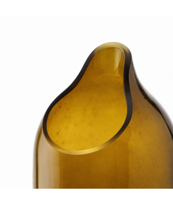 Détail de la coupe biseau façonnée à la main sur une carafe en verre recyclé ambré.