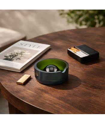 Un cendrier design issu d’une bouteille de champagne, imaginé comme un véritable objet de décoration, discret et intemporel.