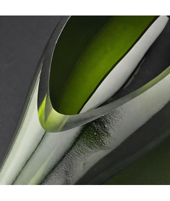 Détail de la coupe et du bord poli, révélant l’épaisseur et le travail artisanal du verre.