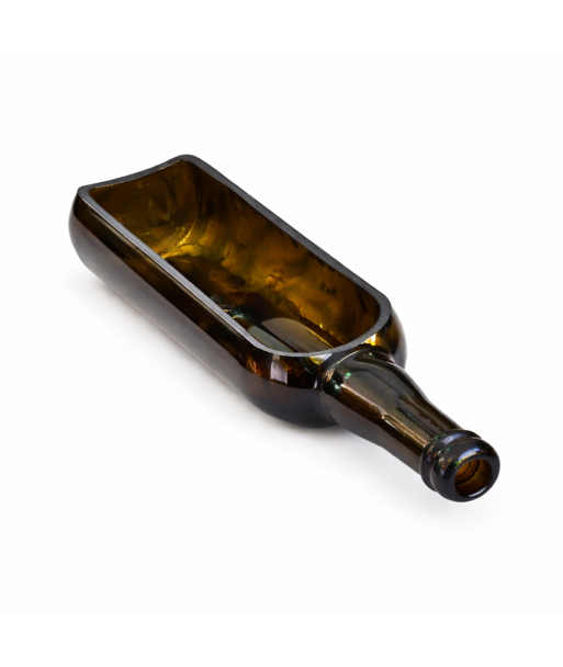 Plat de service en verre surcyclé issu d’une bouteille de bière ambrée, coupée dans la longueur