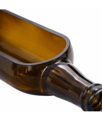 Détail de la coupe polie d’un plat en verre surcyclé issu d’une bouteille de bière