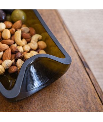 Détail de la coupe et du verre : bords polis à la main révélant l’épaisseur et la matière du verre surcyclé.