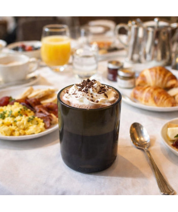 Mug en verre ambré en situation, idéal pour le chocolat chaud ou le petit déjeuner, dans un esprit hôtel haut de gamme.