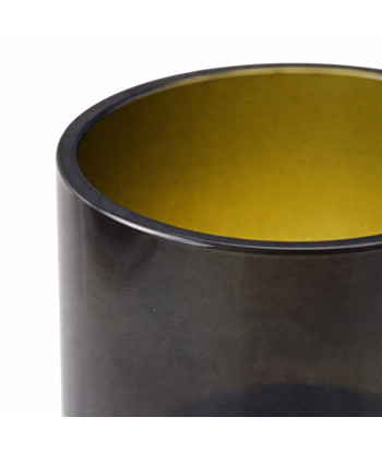 Détail du verre ambré : bord poli et épaisseur révélant le travail artisanal et la matière du verre surcyclé.