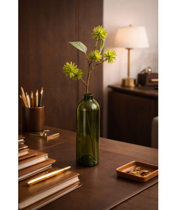 Soliflore en verre surcyclé, mis en situation sur un bureau chic avec une tige fleurie.