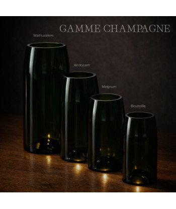 Gamme de vases Champagne en verre surcyclé, du format bouteille au Mathusalem, façonnés à la main.
